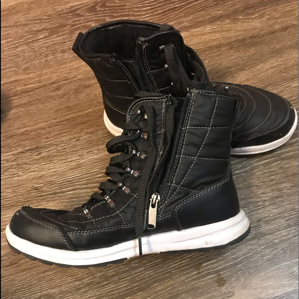 Weatherproof black boot sneakers